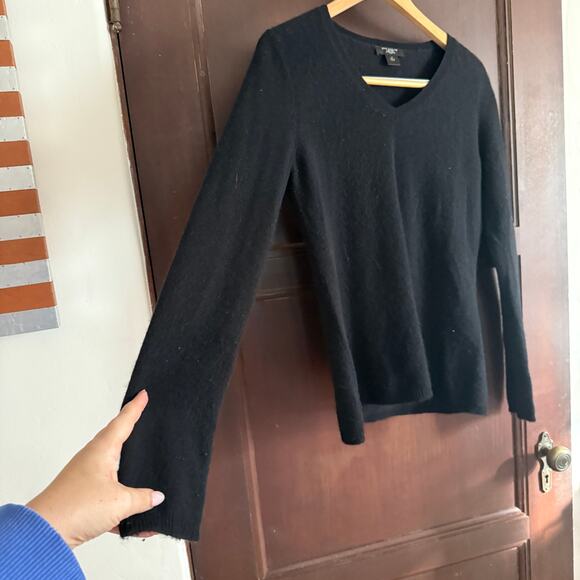 Ann Taylor | Black 100% Cashmere Slim Fit Cashmere Sweater | Medium - Picture 3 of 6
